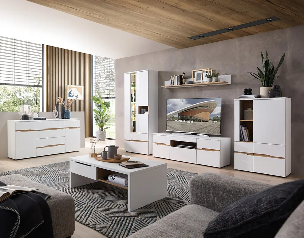 Moderne Wohnwand in Weiß mit Holz Akzenten im Wohnzimmer. Hochschrank, TV Board, Sideboard und Wandregal im skandinavischen Design. Helles Interieur mit großem Fenster, Teppich und Couchtisch für stilvolle Wohnraum Einrichtung.